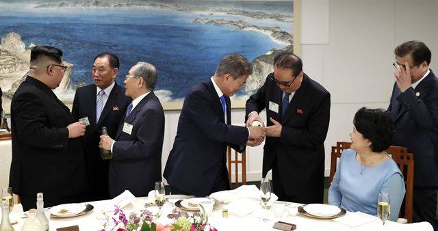 [문재인 대통령에게 술 따르는 리수용] 만찬에서 리수용 북한 당중앙위원회 부위원장이 문재인 대통령에게 술을 따르고 있다.
