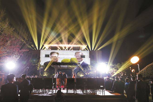 [환송 공연] 문재인 대통령과 김정은 국무위원장이 정상회담과 만찬 후 환송 공연을 보고 있다.