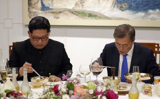 27일 오후 문재인 대통령과 김정은 국무위원장이 남북정상회담 만찬 메뉴인 옥류관 평양냉면을 먹고 있다. 판문점=이병주 기자