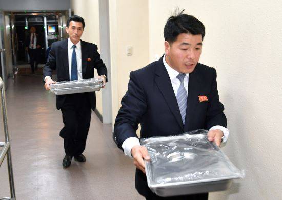 28일 오후 판문각에서 만든 냉면 사리를 4번에 걸쳐 평화의 집으로 가져 왔다. 판문점=이병주 기자