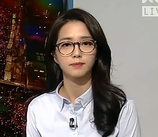 안경 쓴 모습으로 출연해 화제가 된 JTBC 강지영 아나운서 © JTBC
