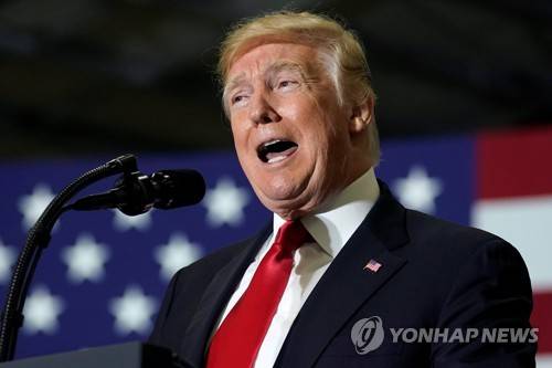 28일(현지시간) 미국 미시간주 워싱턴에서 열린 유세집회에 참석해 연설하는 트럼프 대통령. [로이터=연합뉴스]