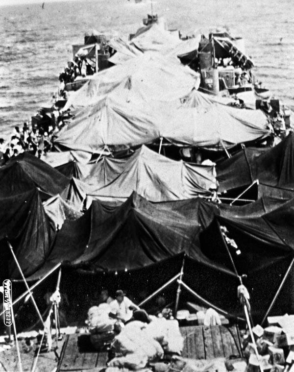 난민촌이 된 군함 - 월남 패망 다음 날인 1975년 5월 1일 사이공 근처 푸꾸옥섬에서 부산항으로 출발한 계봉함이 남중국해를 지나고 있다. 700여명의 한국 교민과 월남 피란민들은 계봉함 갑판 위에 천막을 치고 난민촌을 만들었다. /십자성구출작전동지회