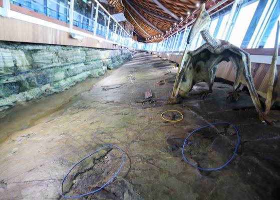 해남 우항리 공룡화석지 내 실제 공룡 발자국이 있는 보호각. 프리랜서 장정필