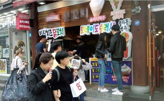 전주한옥마을은 전주의 전통음식을 맛볼 수 있는 슬로푸드 마을이 아니라 젊은이들의 ‘먹거리 투어’ ‘주전부리 투어’의 명소인 패스트푸드 마을이 됐다. / 사진:나권일