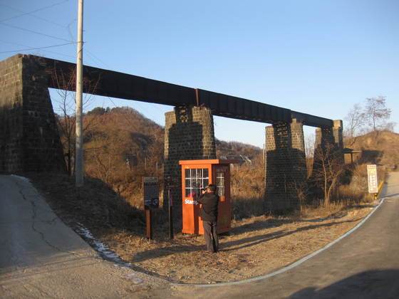 폐쇄된 경원선 옛 철길과 교각이 경기도 연천군 신서면에 관광용으로 보존돼 있디. 전익진 기자