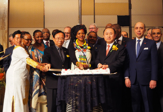 South African Ambassador to Korea Nozuko Gloria Bam (center in traditional South African dress) takes part in a cake-cutting ceremony at a Freedom Day celebration in Seoul on Thursday in the company of ambassadors and diplomats. (Joel Lee/The Korea Herald)