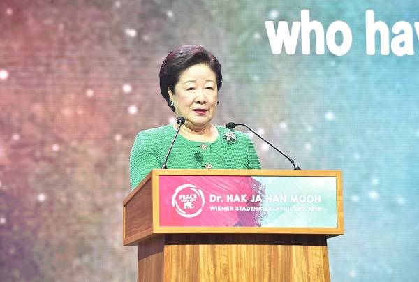 기조연설 하는 한학자 총재