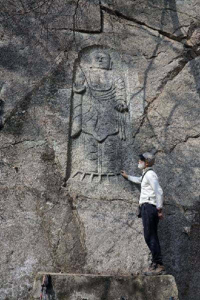 [월간산]선덕골 상단부 관세음보살바위를 지나면 보게 되는 마애불.