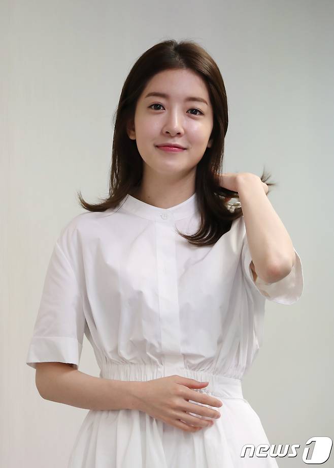 배우 정인선이 23일 서울 종로구 뉴스1 본사에서 인터뷰를 갖고 있다. 정인선은 종영한 JTBC 월화드라마 '으라차차 와이키키'에서 와이키키 게스트하우스에 딸 솔이와 함께 불시착한 분노유발 민폐 싱글맘 한윤아 역을 맡아 열연을 펼쳐 호평을 얻었다.2018.4.23/뉴스1 © News1 박지혜 기자