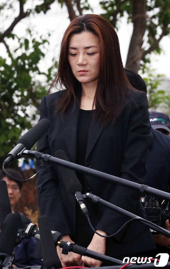 '물벼락 갑질'로 물의를 일으킨 조현민 전 대한항공 전무(35)가 1일 오전 서울 강서경찰서에서 피의자 신분으로 출석하며 취재진 질문을 받고 있다. 조 전 전무는 이날 폭행 및 업무방해 혐의 등으로 조사를 받게된다. 2018.5.1/뉴스1 © News1 황기선 기자