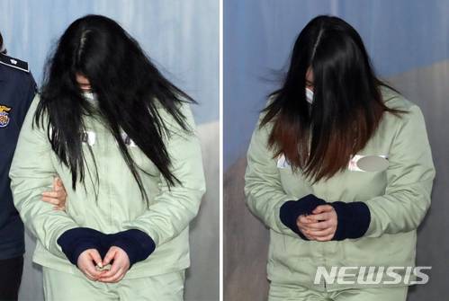 【서울=뉴시스】고승민 기자 = '인천 초등생 살인' 혐의로 구속된 피고인 박모양과 김모양이 지난달 30일 오후 항소심 선고 공판을 받기 위해 서울중앙지법으로 출석하고 있다. 2018.04.30. kkssmm99@newsis.com