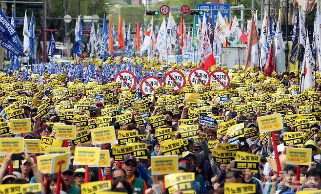 지난 2016년 5월 1일 서울 종로구 대학로에서 민주노총 주최로 열린 '세계 노동절 대회' 참석자들이 구호를 외치고 있다. (사진=황진환 기자)
