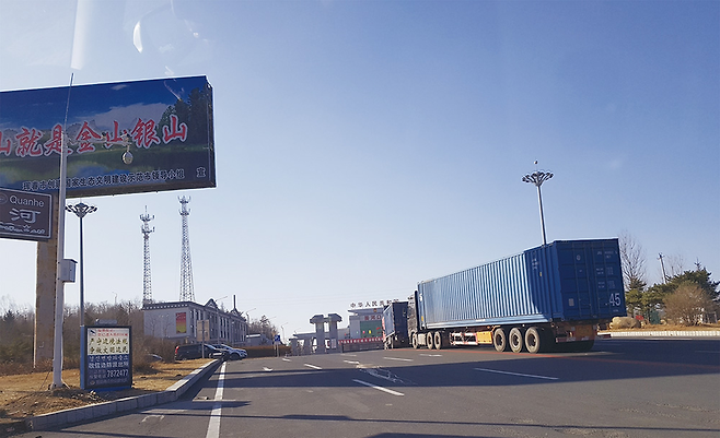 1월24일 정오 중국 훈춘 외곽 취안허통상구(세관)에서 북한으로 들어가려고 중국 출국 심사를 기다리는 트럭들이 줄지어 서 있다. © 시사저널 김지영