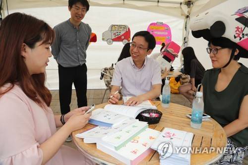 찾아가는 동 주민센터 상담 (서울=연합뉴스) 정하종 기자 = 7일 오후 서울 광장에서 열린 '2017 정책박람회와 함께하는 시민 공유아이디어 제안 한마당' 부스 중 '찾아가는 동 주민센터'에서 한 시민이 맞춤형 복지 서비스를 상담하고 있다. 2017.7.7      chc@yna.co.kr