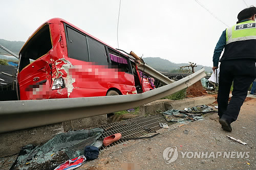 15명 사상자 발생한 버스전도사고 현장 (영암=연합뉴스) 정회성 기자 = 1일 오후 5시 21분께 전남 영암군 신북면 도로에서 25인승 미니버스가 코란도 승용차와 충돌한 뒤 옆으로 넘어져 경찰이 사고현장을 수습하고 있다. 버스에는 들일 작업을 마치고 돌아가던 노인 14명과 운전자 등 총 15명이 탄 것으로 확인됐다. 경찰과 소방당국은 현재까지 6명이 사망하고 다른 버스 탑승자들도 크게 다친 것으로 파악하고 있다.      hs@yna.co.kr