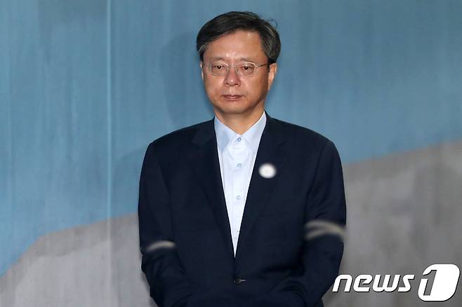 이석수 전 특별감찰관 등에 대한 불법 사찰과 비선 보고를 방조한 혐의 등으로 구속기소된 우병우 전 청와대 민정수석 © News1