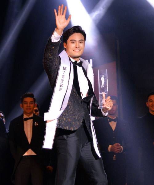 이승환이 ‘2017 미스터 인터내셔널’로 선정된 뒤 트로피를 들고 기뻐하고 있다.