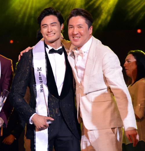 이승환이 미스터 인터내셔널에 선정된 후 소속사 대표인 리키 전(한국명 전정훈)과 함께 기뻐하고 있다.