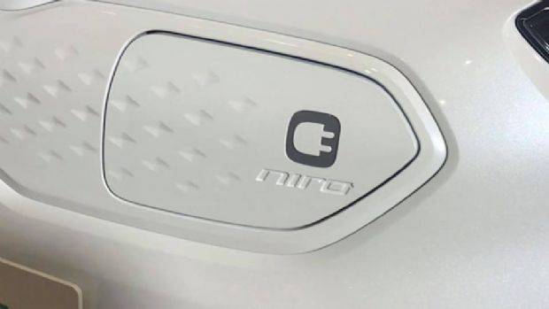 niro 엠블럼이 새겨진 니로 EV 충전구. 차량 앞쪽에 위치한 형태로 DC콤보 충전 방식이 지원될 예정이다. (사진=지디넷코리아)