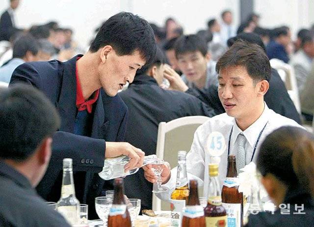 2003년 평양에서 열린 남북통일 농구 기념 회식 자리에서 리명훈(왼쪽)이 따르는 술을 받고 있는 허재 남자 농구대표팀 감독. 허 감독은 “백두산 소주였던 것으로 기억한다. 명훈이는 큰 키만큼이나 주량도 엄청났다”고 소개했다. 동아일보DB