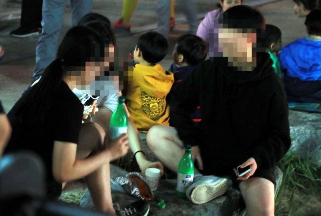 1일 오후 서울 노원구 중계동 당현천 일대에서 열리는 ‘노원 등축제’ 먹거리 부스 주변으로 술판이 벌이지고 있다.