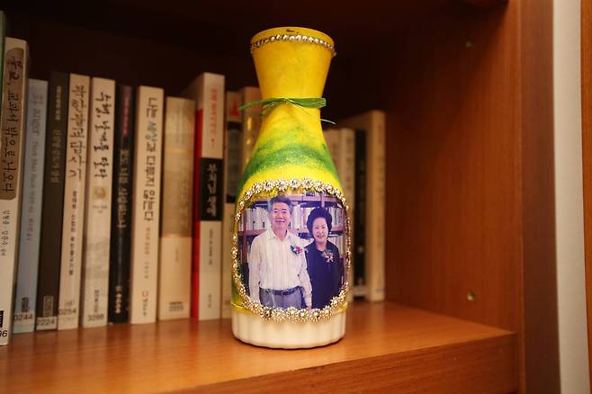 서재 책꽂이에 놓여 있는 꽃병. 노무현 대통령과 권양숙 여사가 다정한 모습으로 바라보고 있다. 송봉근 기자