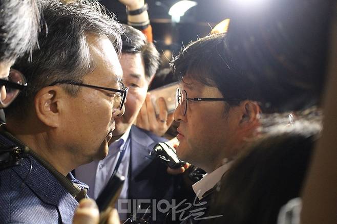 ▲ 민간인 댓글 조작 사건 혐의로 구속된 ‘드루킹’의 출판사 사무실에 무단 침입해 태블릿PC 등을 훔쳐간 혐의로 TV조선 기자가 불구속 입건된 가운데 경찰이 25일 TV조선을 방문해 압수수색 영장을 집행하려 했지만 기자들 저항에 막혀 일단 철수했다. 이호선 경기 파주경찰서 형사과장(왼쪽)과 이재홍 TV조선 사회부장(오른쪽)이 대치하는 모습. 사진=김도연 기자