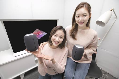 KT 인공지능 스피커 ‘기가지니2’를 모델들이 들고 있는 모습. /KT 제공