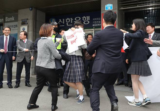10일 오후 서울 여의도 자유한국당 당사에서 열린 사회주의 개헌ㆍ정책 저지투쟁본부 현판식에서 시민단체 회원들이 선거연령 하향을 촉구하는 기습시위를 하고 있다. 2018.4.10