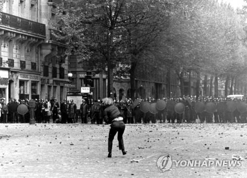 1968년 5월 프랑스 파리의 학생시위 [AP=연합뉴스 자료사진]