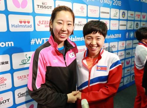 손을 맞잡은 양하은과 북한의 김송이 [대한탁구협회 제공=연합뉴스]