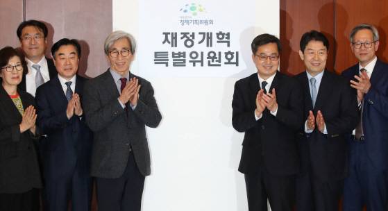 김동연 부총리 겸 기획재정부 장관(왼쪽에서 다섯번째), 대통령 직속 정책기획위원회 산하 재정개혁특별위원회 강병구 위원장(왼쪽에서 세번째), 정해구 정책기획위원장(왼쪽에서 네번째)과 위원들이 지난달 9일 오후 서울 종로구 이마빌딩에서 재정개혁특별위원회 현판식을 열고 1차 전체회의를 열었다.[사진=연합뉴스]