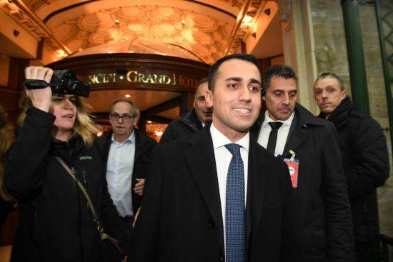 루이지 디 마이오(가운데) 이탈리아 오성운동 대표 [이미지출처=연합뉴스]