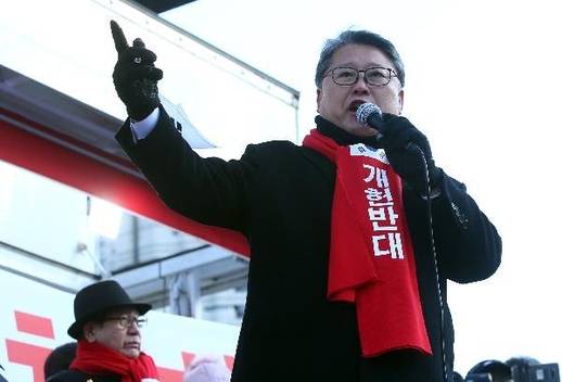 지난 2월 3일 박근혜 전 대통령의 석방을 촉구하는 태극기 집회가 서울역 광장에서 열린 가운데 조원진 애국당 대표가 입장을 밝히고 있다./조선DB