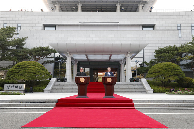 역사적인 남북정상회담이 열린 27일 오후 경기도 파주시 판문점 남측 평화의집에서 문재인 대통령과 김정은 국무위원장이 함께 판문점 선언문에 대한 입장을 발표하고 있다. ⓒ한국공동사진기자단