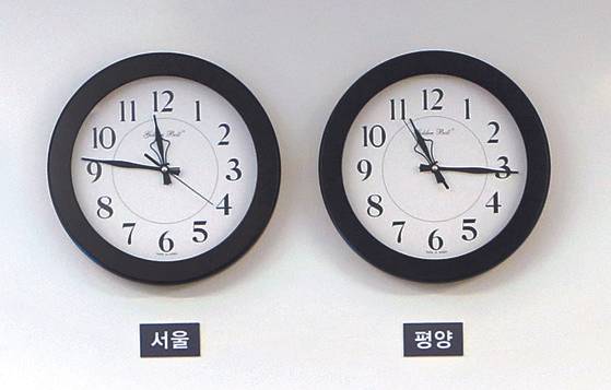 북한은 오는 5월5일부터 한국 표준시에 시간을 '통일'하기로 했다. 지난 4월27일 남북 정상회담 당일 평화의집 1층 접견실에 걸려 있던 서울과 평양 시간을 알려주는 시계. [사진 청와대]