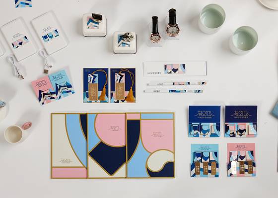 청와대가 4일부터 판매를 시작한 '문재인 정부 출범 1주년 기념품'. [청와대 제공]