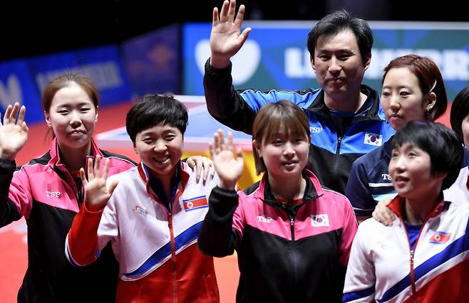 여자탁구 남북 단일팀이 4일(한국 시간) 스웨덴 할름스타드 아레나에서 열린 일본과 세계선수권 여자단체전 준결승전에서 손을 흔들어 인사하고 있다. EPA