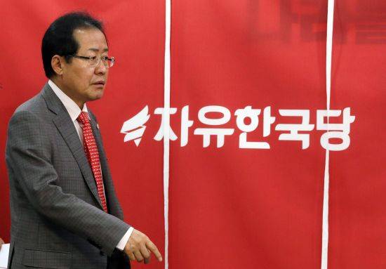홍준표 자유한국당 대표가 지난달 25일 오전 서울 여의도 당사에서 열린 '지방선거 필승' 슬로건 및 로고송 발표식에 참석하고 있다. 뉴시스