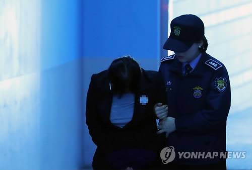 취재진에 인사하는 최순실 (서울=연합뉴스) 김도훈 기자 = 박근혜 정부 국정농단 사건으로 1심에서 징역 20년 벌금 180억원을 선고받은 최순실 씨가 4일 오전 서울 서초구 서울고등법원에서 열린 항소 속행공판에 출석하기 위해 법정으로 향하며 취재진을 향해 인사하고 있다. 2일 예정됐던 공판은 법원이 최 씨의 불출석 사유서를 받아들여 취소된 바 있다. 또한 최 씨는 지난달 25일 열린 항소심 재판에서는 건강상의 이유로 병원 진단서를 제출하고 법정에 출석하지 않았다. 2018.5.4 superdoo82@yna.co.kr