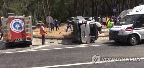 터키서 교통사고로 한국인 여성 4명 숨져 (이스탄불=연합뉴스) 하채림 특파원 = 터키 남서부 안탈리아주(州) 케메르에서 3일(현지시간) 오후 2시30분께 한국인 부부 8명을 태운 차량이 교차로에서 승용차와 충돌했다. 이 사고로 아내 4명이 현장에서 숨지고 4명이 다쳤다. 부상자 중 2명은 중상이나 생명에는 지장이 없는 상태다.  터키 경찰과 구급당국이 사고 현장을 수습하고 있다.  2018.5.4[아나돌루통신=연합뉴스]       photo@yna.co.kr