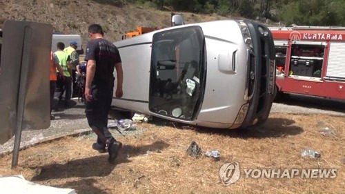 터키서 교통사고로 한국인 4명 숨져 (이스탄불=연합뉴스) 하채림 특파원 = 터키 남서부 안탈리아주(州) 케메르에서 3일(현지시간) 오후 2시30분께 한국인 부부 네쌍을 태운 차량이 교차로에서 승용차와 충돌했다. 이 사고로 아내 4명이 현장에서 숨지고 4명이 다쳤다. 부상자 중 2명은 중상이나 생명에는 지장이 없는 상태다. 터키 경찰과 구급당국이 사고 현장을 수습하고 있다.  2018.5.4[아나돌루통신=연합뉴스]       photo@yna.co.kr