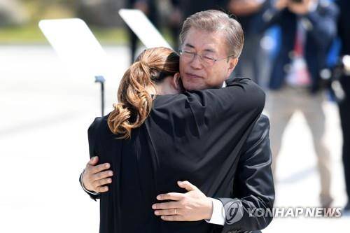 5·18 37주년 기념식에서 유가족 위로하는 문재인 대통령 [연합뉴스 자료사진]