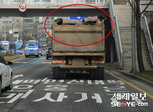 지난달 3월 서울 은평구 연신내역 인근도로. 25톤 덤프트럭이 건설 폐자재를 가득 싣고 덮개를 완전히 닫히지 않은 상태에서 주행을 하고 있다. 뒤따르는 운전자의 안전을 위협 하고 있어 단속이 절실한 실정이다.
