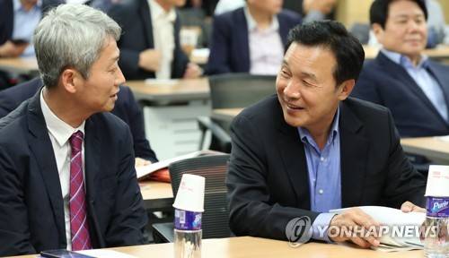 이야기하는 손학규-김근식 (서울=연합뉴스) 김도훈 기자 = 손학규 국민주권개혁회의 의장(오른쪽)과 김근식 경남대 교수가 10일 오후 국회 의원회관에서 국민의당 한반도 평화기획단 주최로 열린 '대북정책 제3의 길 모색하다' 토론회에서 이야기를 하고 있다. 2017.8.10      superdoo82@yna.co.kr