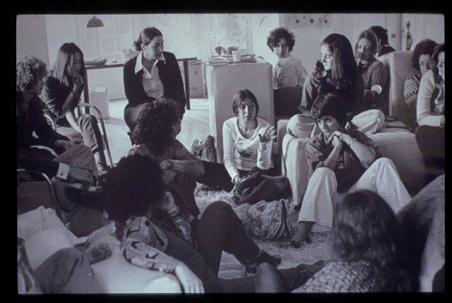 1960년대 말 미국 뉴욕의 한 CR모임. 여성들은 매주 한 차례 저렇게 모여 각자의 삶의 현실에 대해 자유롭게 발언하고 토론했다. 그들의 논의가 2세대 페미니즘 이론의 양분이 됐고, 그들의 유대가 여성해방운동의 실천적 동력이 됐다. hercampus.com