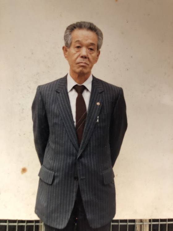 아버지는 늘 양복 차림으로 다니셨는데 언젠가 한복을 입고 있으셔서 "할아버지 같으니 그 옷 입지 말아라"며 울었던 적이 있다. 아버지가 60세 전후에 찍은 사진이다. [사진 송미옥]