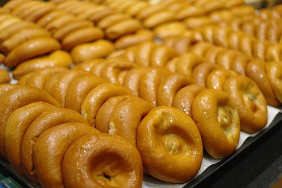 5년 전부터 지역 빵집으로 빵지순례를 다니는 젊은층이 늘면서 단팥빵 같은 기본 빵이 전국적으로 유행하기 시작했다. [중앙포토]