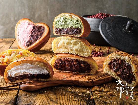 생크림과 딸기, 녹차 등을 넣어 화려한 색감을 강조하고 다양한 맛을 낸 대구 '근대골목단팥빵'의 단팥빵들. [사진 근대골목단팥빵 인스타그램]